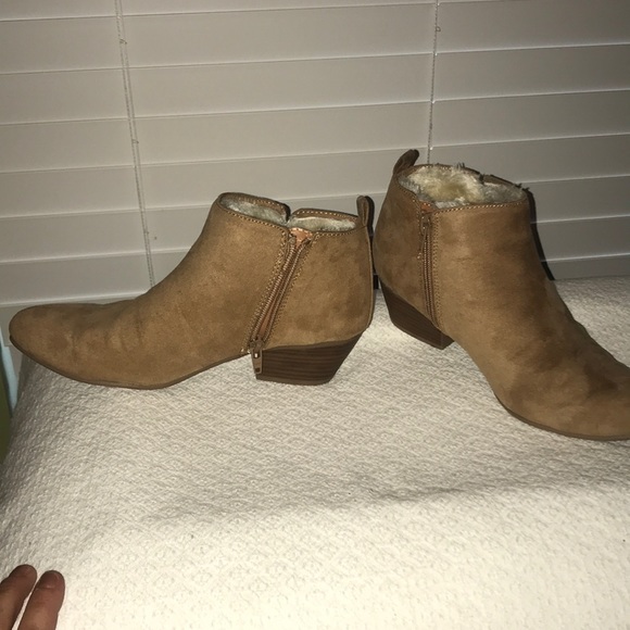 Sz 7 old navy tan with fur booties, worn once. - Picture 2 of 6
